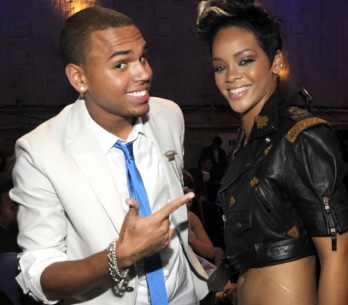 Rihanna se nemusí bát, Chris Brown zůstává pod dohledem